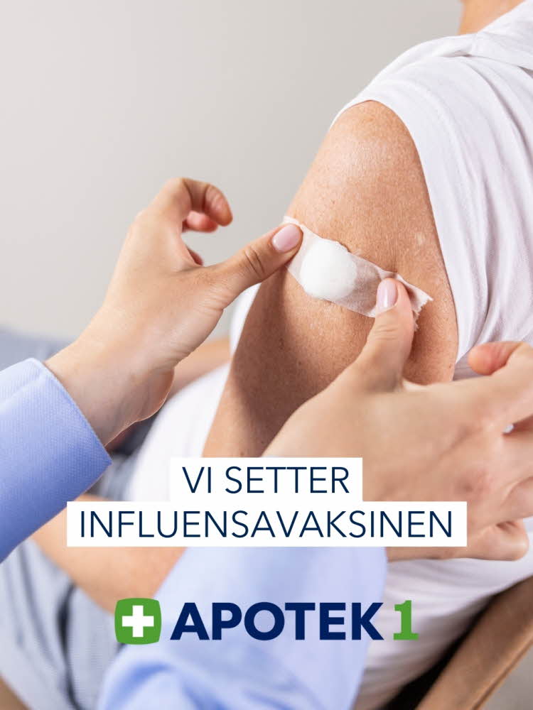 Bilde av en arm med plaster med teksten "Vi setter influensavaksinen. Apotek 1"