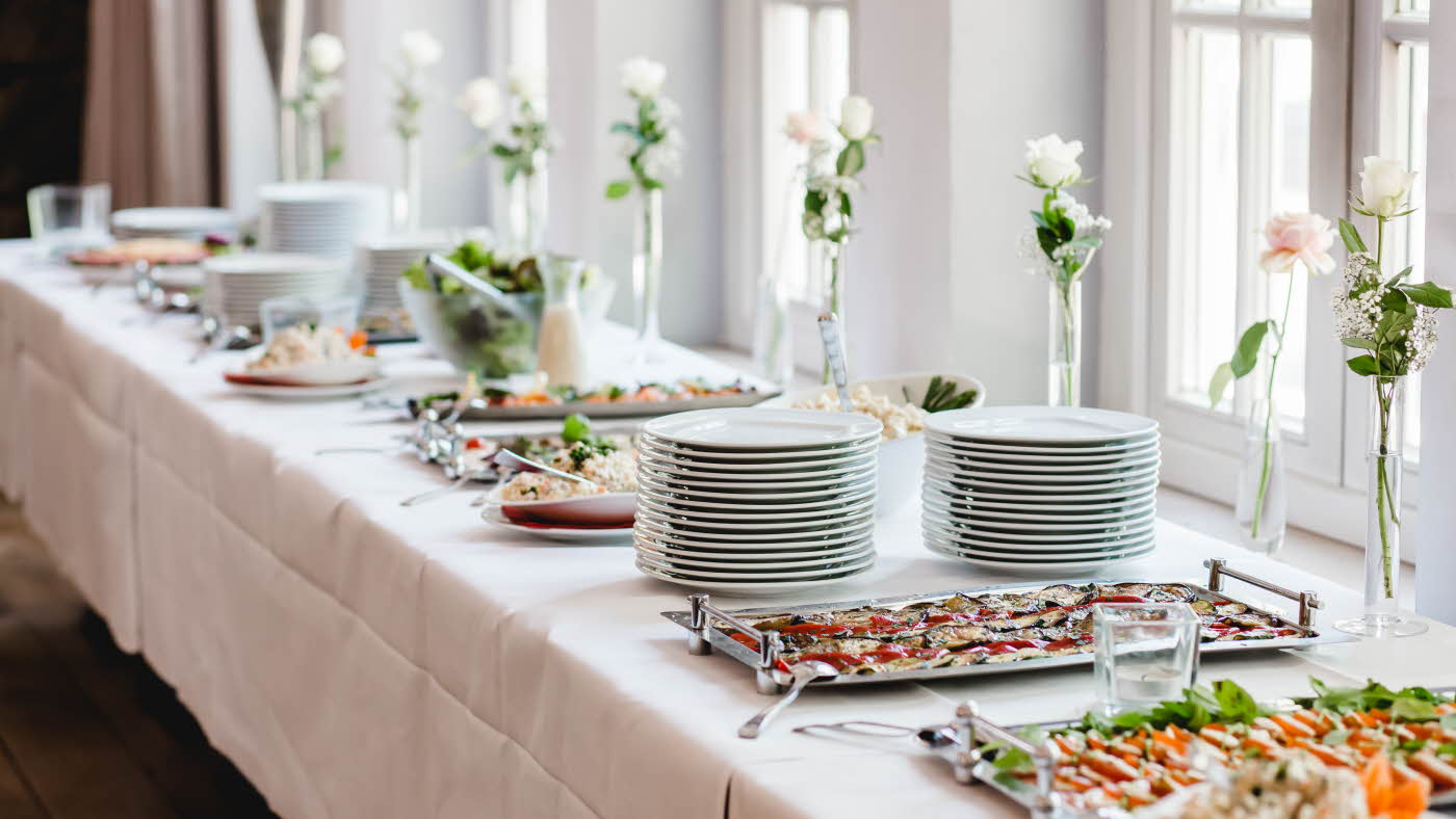 Langbord med tapas og blomster