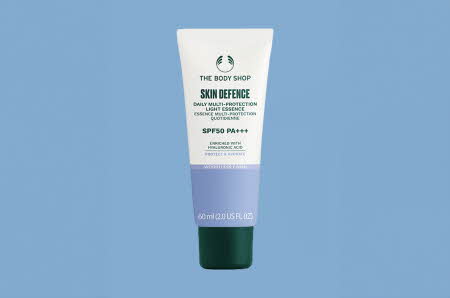 En tube med The Body Shop Skin Defence Daily Multi-Protection Light Essence