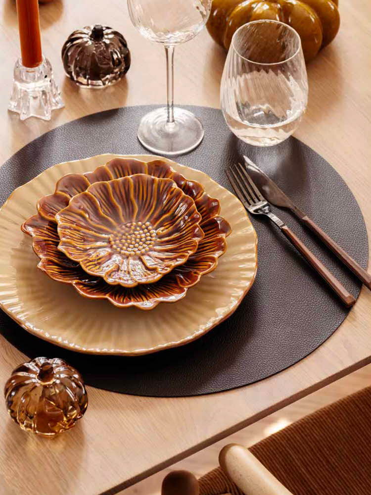 Tildekket bord med servise og glass