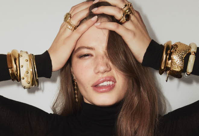 En kvinne iført smykker fra Glitter