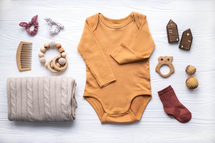 barneklær, biteleker, sokker, genser, onesie og håstrikk i natur farger til baby