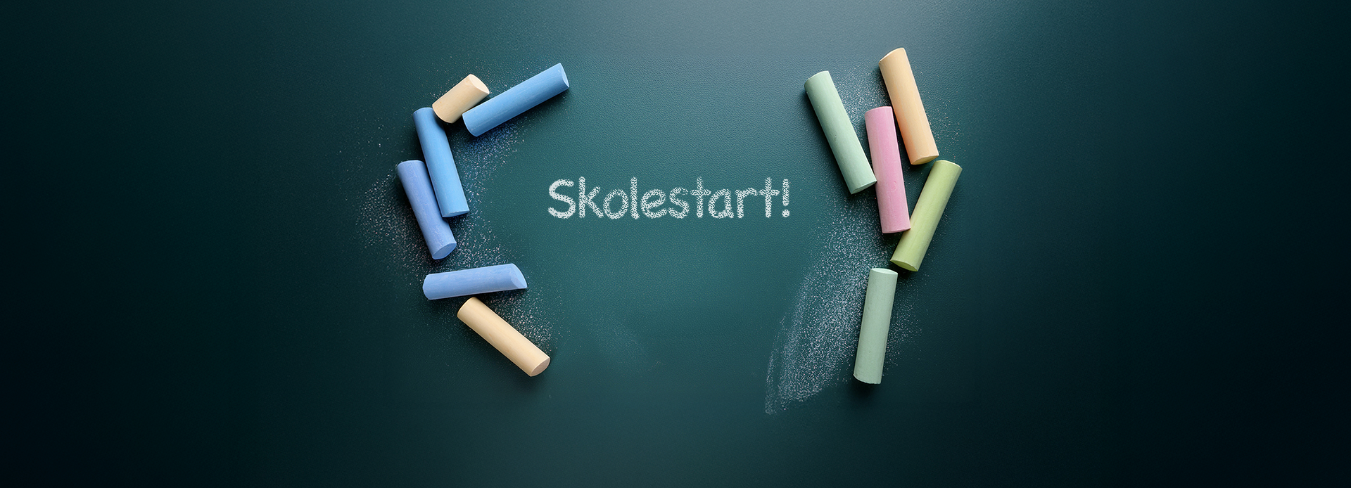 Grafisk bilde med tavle i bakgrunn og kritt i forkant med teksten "skolestart"