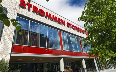 Fasadebilde av Strømmen Storsenter viser inngangsparti til senteret