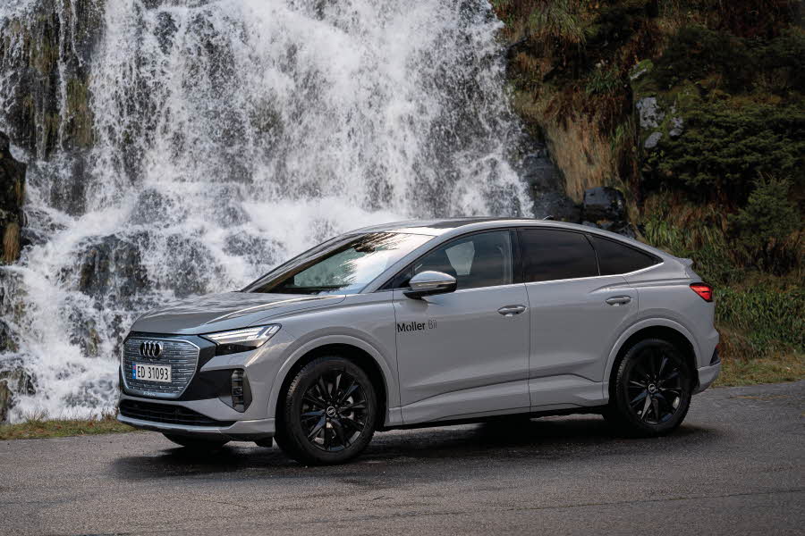 Audi el-bil parkert foran foss