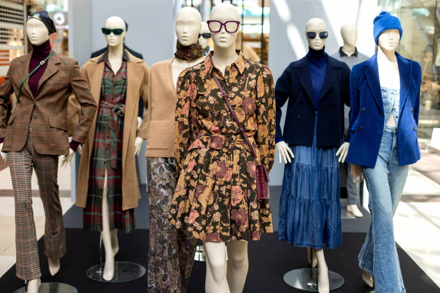 Seks modelldukker kledd i høstens trender