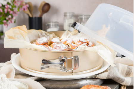 Et kakefat på et fat med en kake i