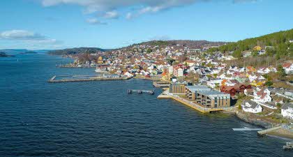 Bildet viser dronefoto av boligprosjektet Lehmanns Brygge i Drøbak.