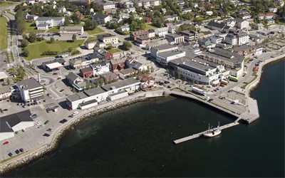 Flyfoto av AMFI Fauske ved vannet