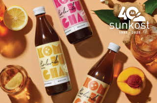 Tre flasker kombucha med frukt og ingefær.