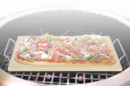 Firkantet pizzastein oppå en grill med en pizza som steker