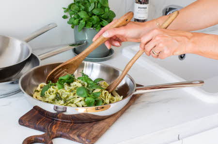En sølvfarget stekepanne med pasta