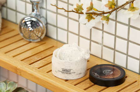Bodyskrubb fra The Body Shop i dusjen