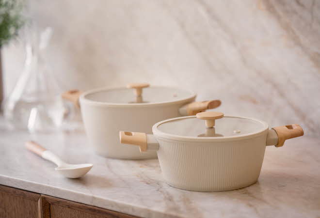 bilde av ett sett med gryte panner i hvit færge