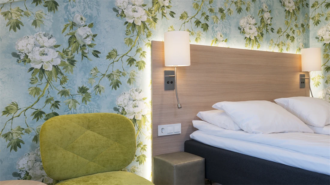 Stol og seng på soverom i suiten på Thon Hotel Tønsberg Brygge