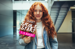 jente med rødt, langt hår, dongerijakke, hvit t-skjorte. Teksten Snart skolestart 7.-9. august