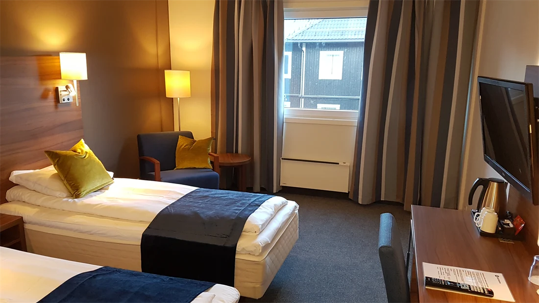 Separate senger og skrivebord med TV i twin rom på Thon Hotel Narvik