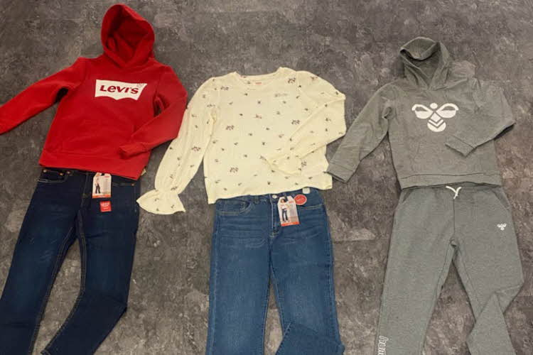 Outfits som ligger på gulvet