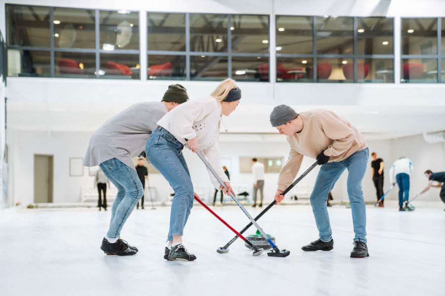 Enten dere vil komme i fargesprakende klovnebukser
eller helt vanlige klær, får et spill curling garantert
frem konkurranseinstinktet i gjengen.