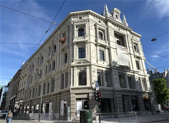 Fasaden til Stortorvet 2, tatt fra Karl Johans gate