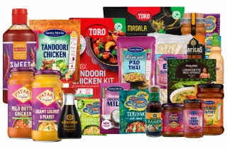 Et utvalg asiatiske produkter som sauser, krydder og middagskits fra ulike merker.