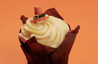 Muffins med ostekrem med en liten heksehatt