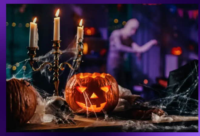 Halloween-dekorasjon med gresskar og lys.