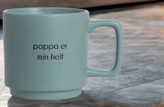 En turkis kopp med tekst pappa er min helt