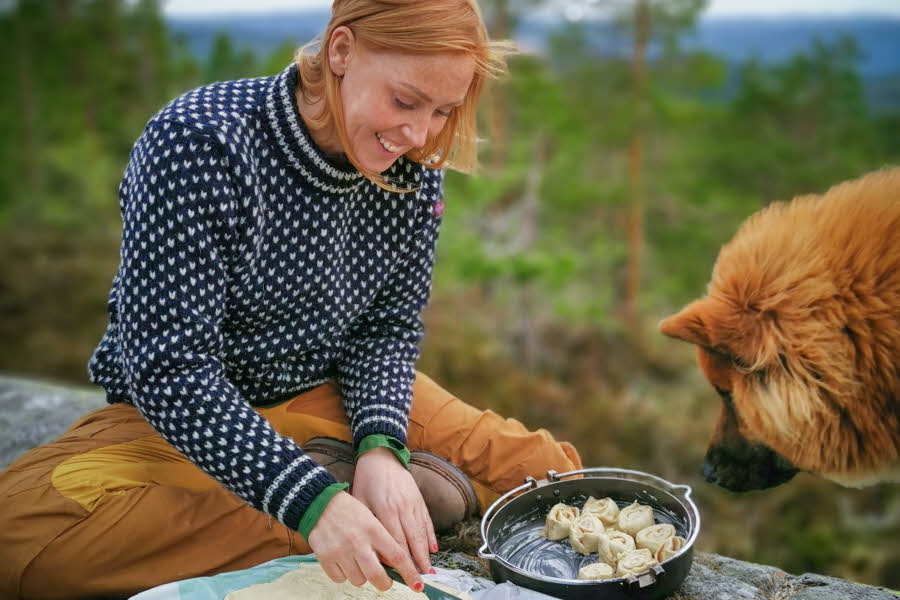 Bilde av dame som lager mat ute i naturen