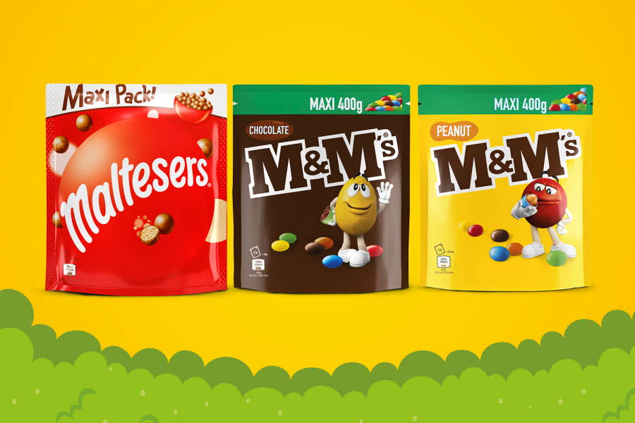To poser i brunt og gult med m&m's og en rød pose med malteser