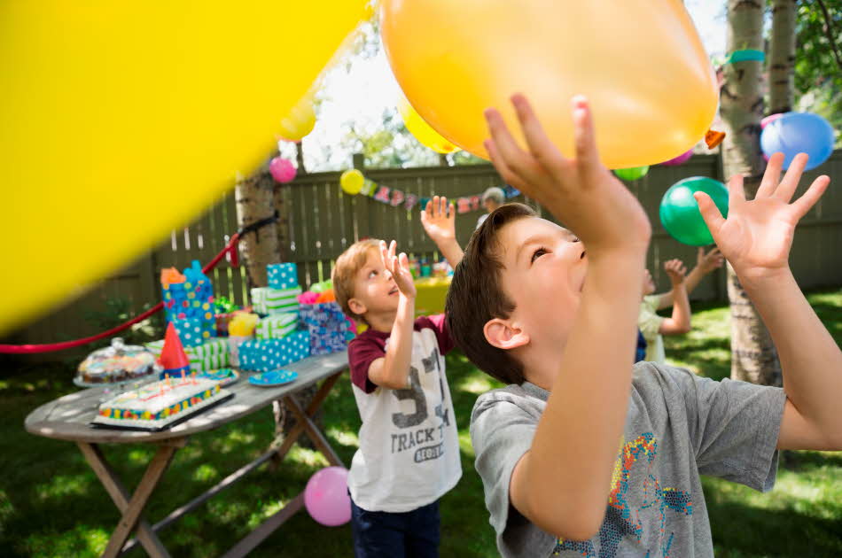 to gutter leker med ballonger