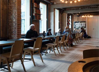 Mange sitteplasser langs vinduene på Kulturhuset i Oslo