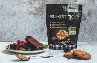 Pakke med Sukrin Gold og en tallerken med brownies.