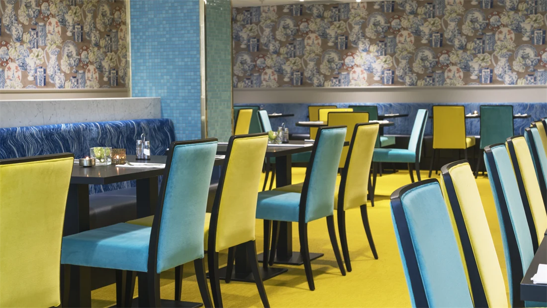 Frokostsal med gule og turkise stoler på Thon Hotel Terminus i Oslo sentrum nær jernbanetorget