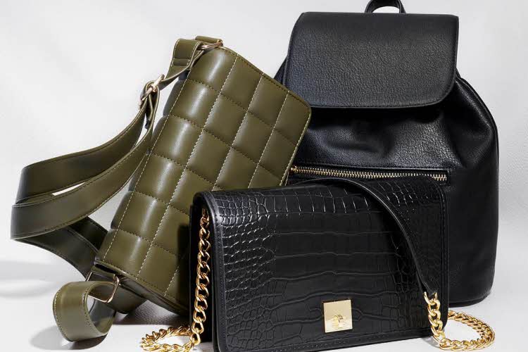 grønn skulderveske, sort liten sekk, sort clutch med lenke