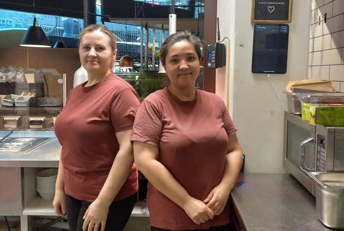 Ansatte på Kjøkken & Kaffe smiler til kamera