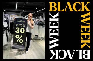 En dame som holder en Black Week-plakat