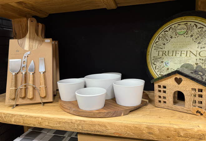 En hylle med turutstyr