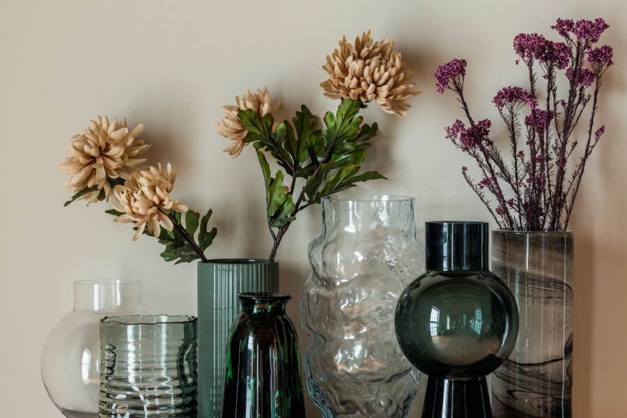vaser i ulike farger og fasonger med stilkblomster