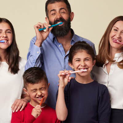 en familie som børster tennene sine