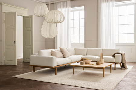 lys rom med stor lys sofa