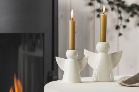 to hvite engel lysestake holder