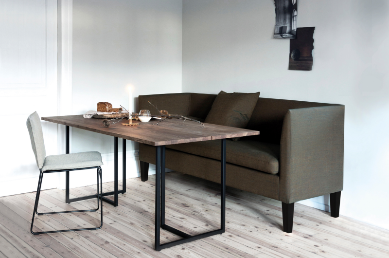 lys stol og mørkt trebord og mørk sofa i lyst rom