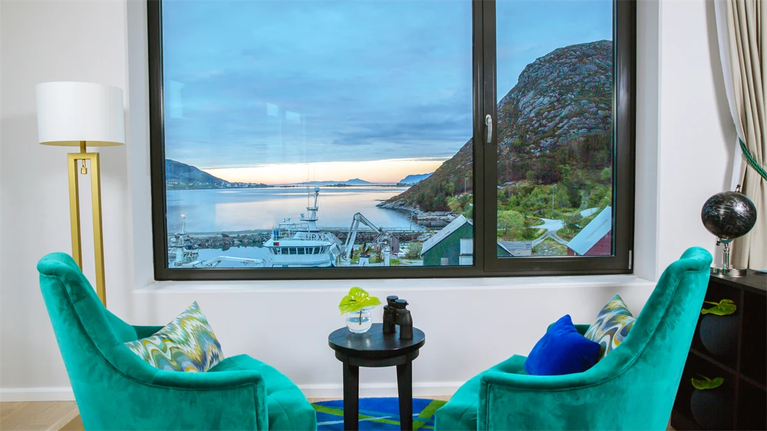 Sittegruppe på rom på Thon Hotel Fosnavåg med fantastisk utsikt utover havet