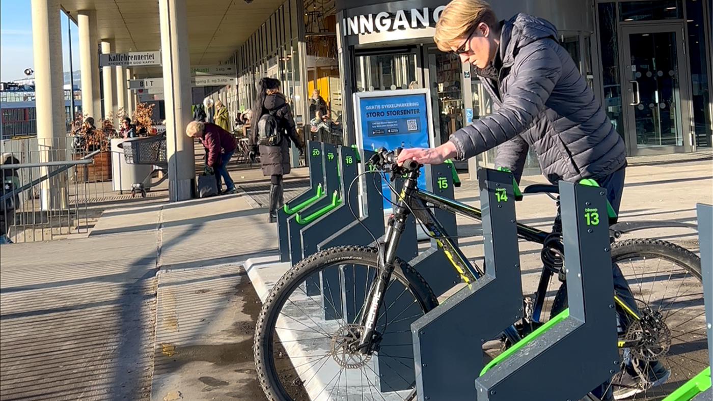 Noen som låser sin sykkel ved Storo