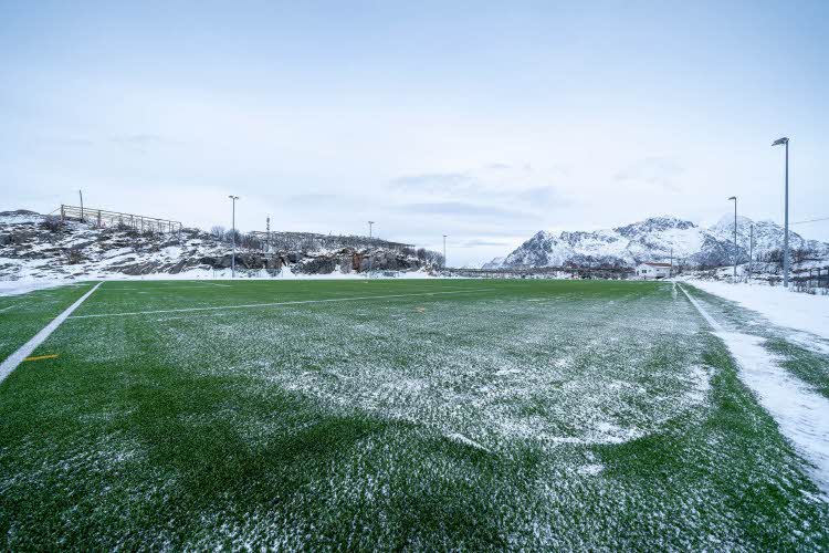 Fotballbane med rimfrost