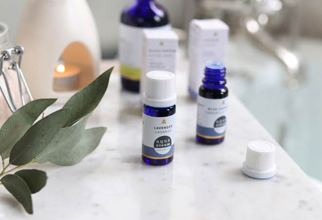  Blå flasker med eteriske oljer fra Aqua Oleum.