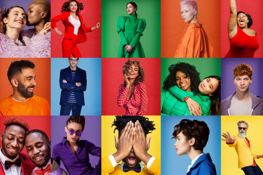 Bilde med flere personer i forskjellige farger - rød, oransje, gul, grønn, blå, lilla