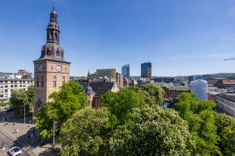 Utsikt over Oslo Domkirke og parken i pent sommevær