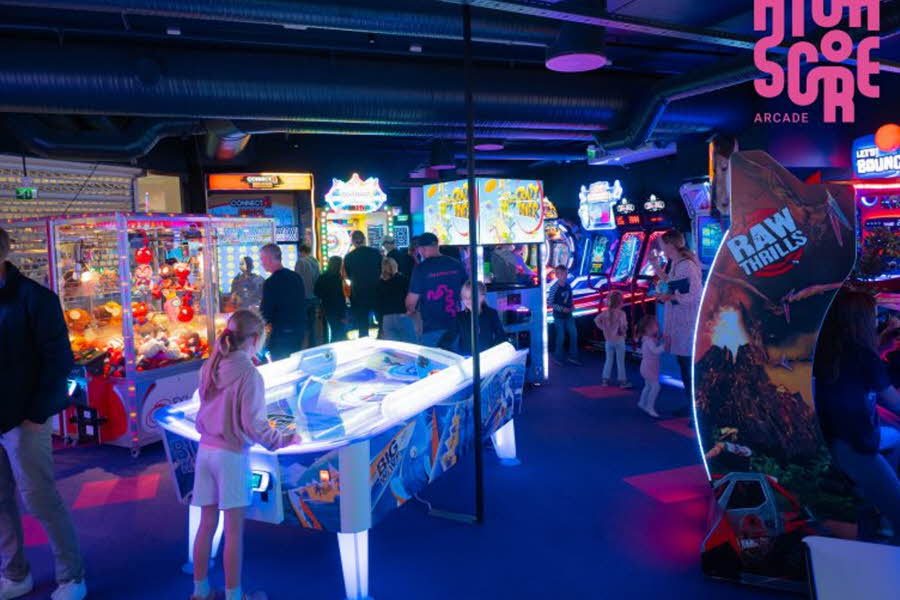 Highscore Arcade er en sosial møteplass for alle, med over 40 underholdende spillemaskiner.